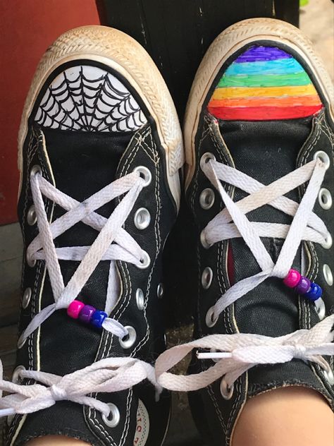 Beaded Converse Laces Ideas, Converse Shoe Laces Ideas Beads, Sharpie On Converse, Converse Designs Ideas Drawing, Rainbow Punk Aesthetic, What To Draw On Your Converse, Shoe Beads Laces, Converse Shoes Laces Ideas, Converse Art Ideas