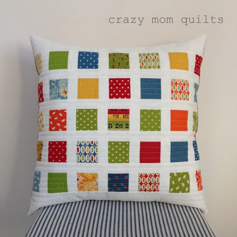 crazy mom quilts: contact print pillow (a tutorial) using mini charm pack of Potluck by American Jane for Moda. Love the primary colors! Quilt Pillows, Patchwork Cushions, Quilted Pillows, Quilted Pillow Covers, Sewing Cushions, Cushion Ideas, Pillow Inspiration, Charm Packs, Crazy Mom