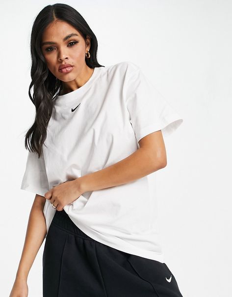 Nike Tshirt Outfit, Nike T Shirts Women, Nike Shirt Outfit, Nike Tracksuits, Cute Lounge Outfits, Gym Tops Women, Nike Essentials, Nike Clothes, Air Max 90s