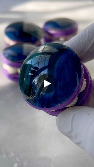 Macarons Design, Macaron Decoration, How To Make Macaroons, Chocolate Tempering, Polycarbonate Chocolate Molds, Les Macarons, Mirror Glaze, Macaron Recipe, Instagram Tutorial