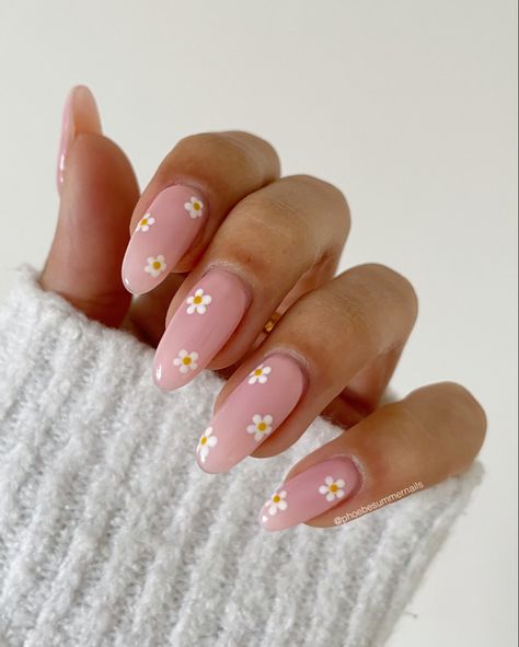 Birthday Nail Ideas Gel, Pink Floral Almond Nails, Easy Plain Nails, Pastel Pink Nails With Flowers, Simple Daisy Nail Art, Plain Pink Gel Nails, Nude Nails With Daisies, Natural Nails With Flower Design, Pale Pink Nails With Flowers