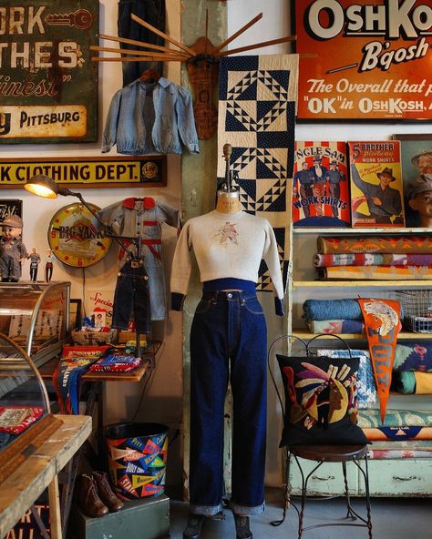 Overall Days on Instagram: “A few updates around the shop.” Vintage Clothing Display Flea Markets, Hollister Store Interior, Vintage Clothing Store Aesthetic, Vintage Store Display Ideas, Second Hand Store Ideas, Vintage Shop Interior, Vintage Thrift Shop Aesthetic, Restaurants Background, Vintage Store Aesthetic