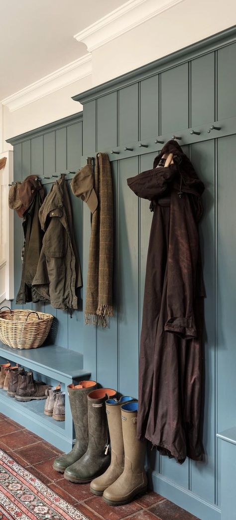 English Style Mudroom, British Entryway, Large Boot Room, Dark Wood Mudroom, Cottage Core Mudroom, Cottage Cloakroom, English Mudroom, Vintage Mudroom, Rustic Mudroom