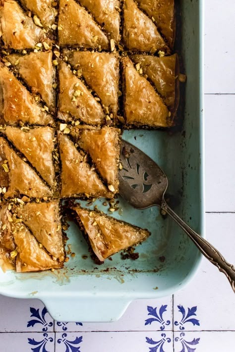 Vegan Baklava Baklava Recipes, Vegan Baklava, Baklava Dessert, Sweet Dessert Recipes, Salted Peanuts, Dairy Free Desserts, Baklava Recipe, Raw Vegan Desserts, Buttercream Filling