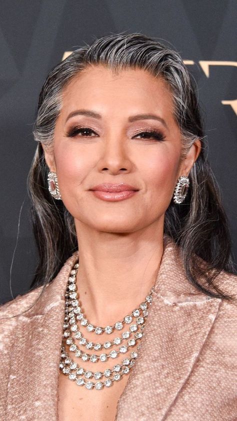 13 Naturally Gray-Haired Celebrities That Serve the Ultimate Silvery Inspo Jenna Lyons Grey Hair, Makeup Looks For Grey Hair, Beautiful Grey Hair, Celebrities With Grey Hair, Glasses For Gray Haired Women, Grey Hair In 30s, Warm Gray Hair, Grey Hair Makeup Looks, Young Grey Hair Woman