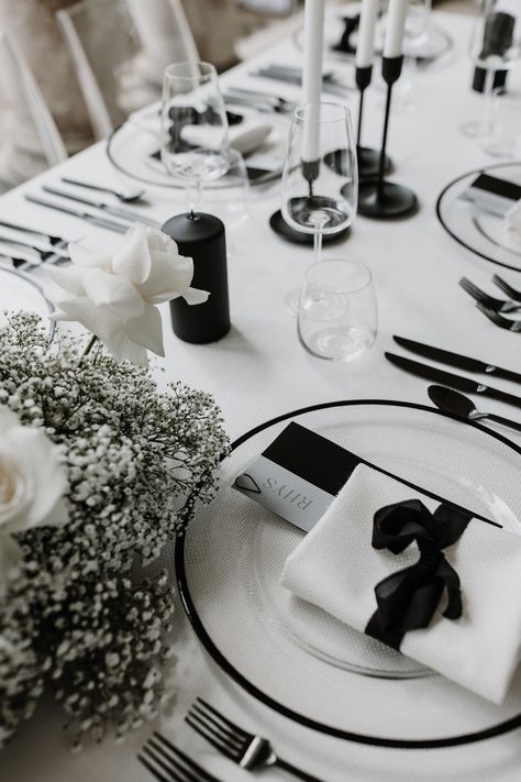 Wedding Table Black, Black Charger Plates, Wedding Plate Setting, Black And White Table, Charger Plates Wedding, Monochrome Wedding, Monochrome Weddings, Black And White Wedding Theme, White Wedding Theme