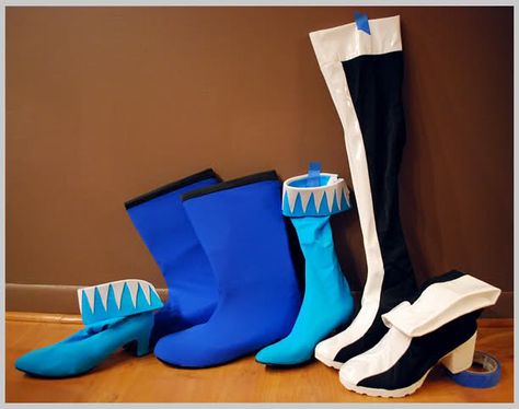 DIY boot covers tutorial look at part two too! Glove Tutorial, How To Make Boots, Boots Diy, Shoe Refashion, Costume Boots, Diy Cosplay, Costume Tutorial, Boot Covers, Cosplay Boots