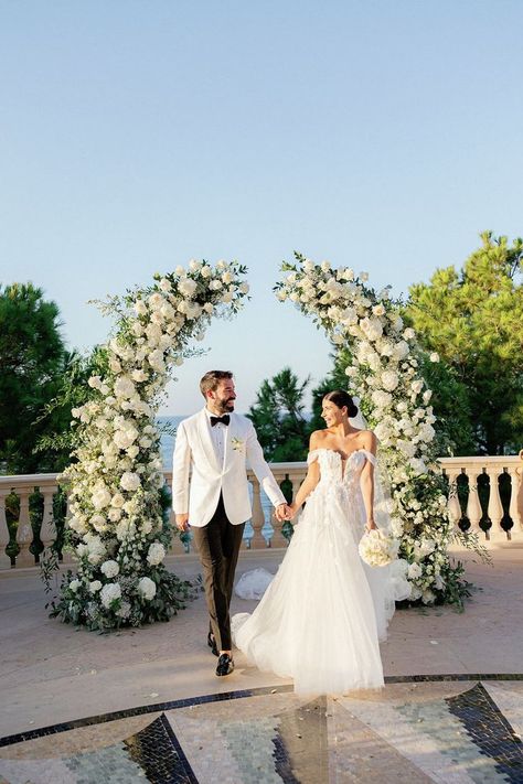 Rustic Wedding Aisle Outdoor, Elegant Wedding Ceremony Outdoor, Wedding Ceremony Inspo Outdoor, Wedding Arch Ideas White, Hawaii Wedding Decorations, Unique Chuppah Ideas, Flower Arch Wedding Ceremony, Floral Arch Wedding Ceremony, White Flower Arch Wedding