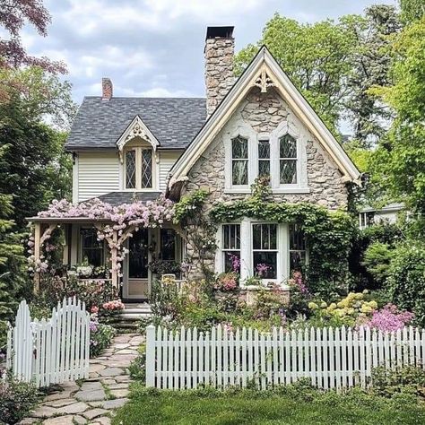 Cottage Style Curb Appeal, Cottage With Bay Window, White Cottage In The Woods, Cottage Like Home Exterior, White House With Ivy, Bay Window Front Porch, Houses With Bay Windows Exterior, Queen Anne Cottage Exterior, Floral Cottage Exterior