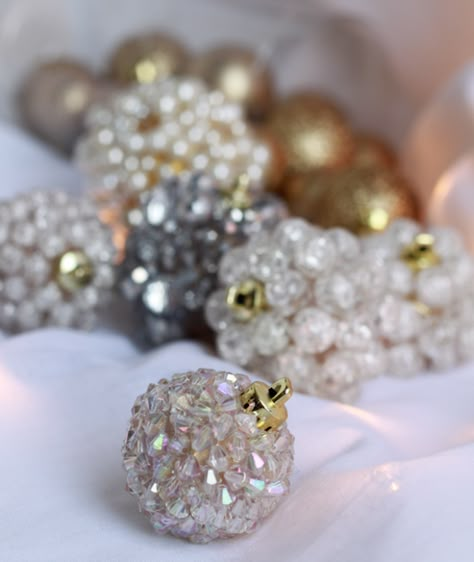 do it yourself divas: DIY: Jeweled Ornaments Jeweled Ornaments, Jewel Ornaments, Pearl Ornaments, Jeweled Christmas, Pearls Diy, Beaded Christmas Ornaments, Christmas Bead, Diy Ornaments, Christmas Ornament Crafts