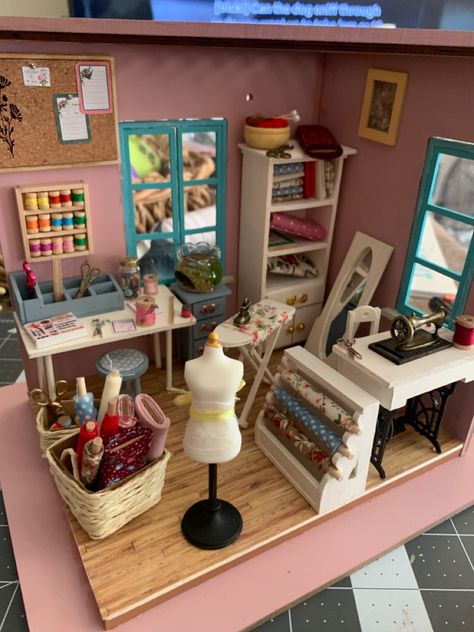 Miniature Sewing Room Miniature, Mini Rooms Miniatures, Miniature Room Boxes Ideas, Miniature Home Decor, Mini Room Craft, Dollhouse Craft Room, Miniature Rooms Diy, Doll House Miniature, Mini Craft Room