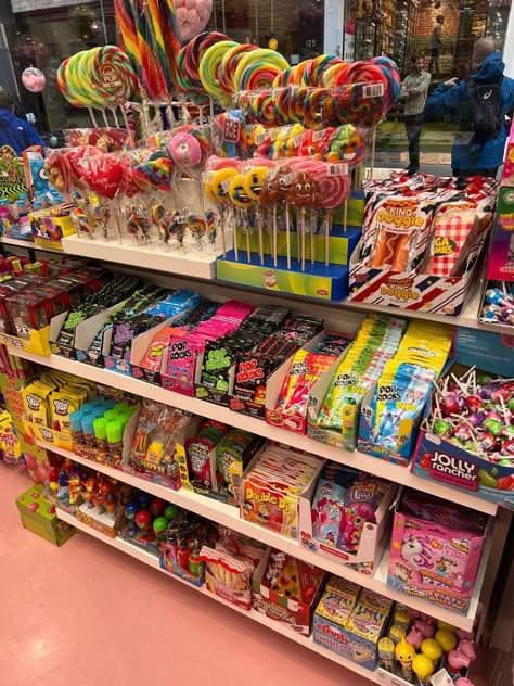 Small Candy Store Ideas, Candy Store Design, Candy Store Display, Candy Stores, Candy Room, Candy Shops, Candy Stand, Online Candy Store, Christmas Presents For Kids