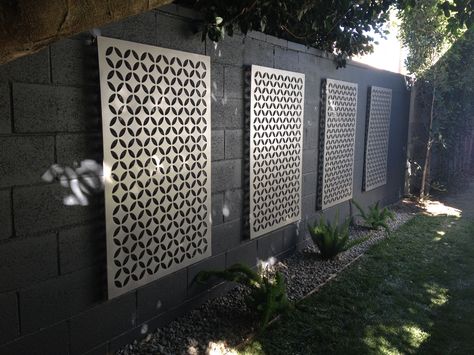 Easy way to dress up a cmu / block wall use metal or composite decorative sheets (~$35 buck a piece) #Ihatemyyard #sarabendrick #diynetwork Cinder Block Garden Wall, Breeze Block Wall, Concrete Block Walls, Cinder Block Garden, Cinder Block Walls, Concrete Block, Wall Exterior, Cinder Block, Painting Concrete