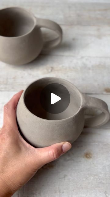 pinched_potterySeptember 6, 2022 on : "Slab built 12oz mug in speckle - full making videos are saved on story highlights ✨ . . . . . #handbuilt #ceramics #pinching #pinched #...". Pinched Pottery, How To Make Ceramic, Handbuilt Ceramics, Ceramic Pinch Pots, Rustic Dinnerware, Ceramics Pottery Mugs, Slab Ceramics, Pottery Lessons, Beginner Pottery