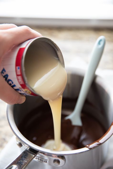 pouring sweetened condensed milk into melted chocolate Halloween Chocolate Fountain Ideas, Choc Fondue Recipe, Dipping Chocolate Recipe, Chocolate Fondue Dippers, Chocolate Fondue Ideas, Desert Sauces, Milk Chocolate Fondue, Easy Chocolate Fondue Recipe, Twice Baked Mashed Potatoes