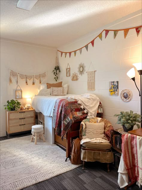 Pink Boho Dorm Room, Room Ideas Aesthetic Boho, Dorm Room Plants, Dorm Boho, College Dorm Room Ideas Aesthetic, College Dorm Room Aesthetic, Boho Dorm Room Ideas, Bohemian Dorm Rooms, Dorm Room Ideas Aesthetic