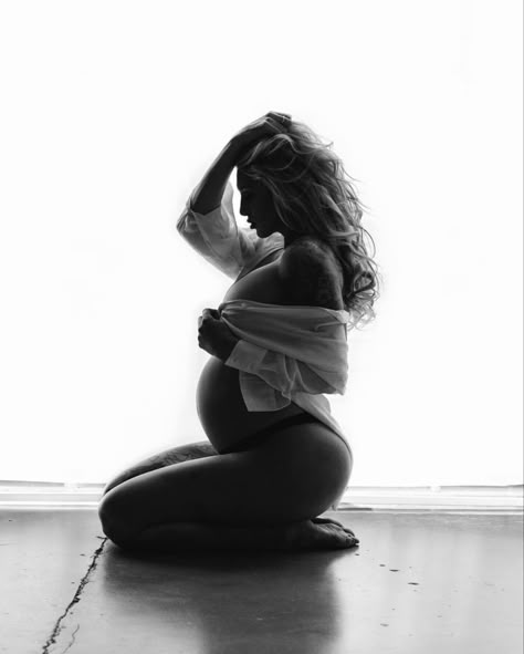 Self Done Maternity Pictures, Cool Maternity Shoot, Maternity Budior Photoshoot Ideas, Budoir Sessions Maternity, Pregnancy Boudiour Photoshoot, Boudiour Maternity, Pregnant Bouidor Ideas, Maternity Silhouette Photos, Pregnant Shooting Ideas