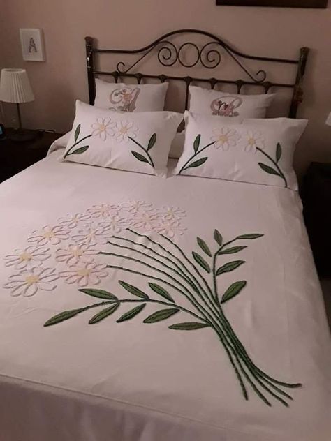 Painting Bed Sheets Design, Painting Ideas On Bedsheet, Embroidery Bedsheets Design, Bedsheet Embroidery Design, Hand Embroidery Bedsheet Designs, Bedsheet Painting Designs, Bed Sheet Embroidery Design, Bedcover Ideas, Bedsheets Ideas