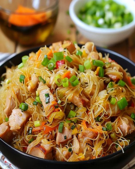 Simple Vermicelli Recipes, Vermicelli Chicken Recipes, Singapore Vermicelli Recipe, Rice Vermicelli Recipes, Easy Asian Noodle Recipes, Chicken Vermicelli, Easy Asian Noodles, Noodles Asian, Vermicelli Recipes