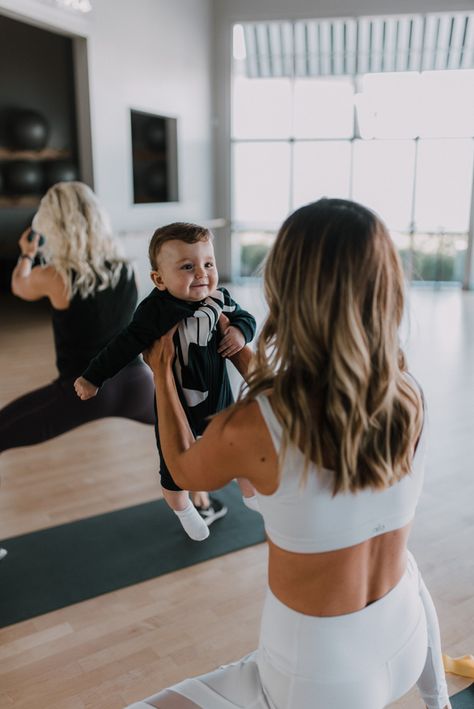 POST BABY FITNESS: WORKOUT WITH BABY Fitness Branding, Mom Activities, Cella Jane, Baby Workout, Baby Yoga, Fitness Outfits, Yoga Mom, Fitness Photoshoot, Fitness Photos