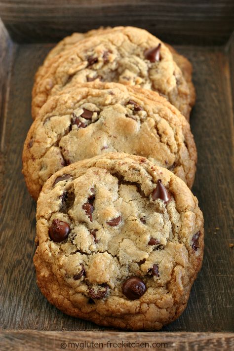 The Best Chewy Gluten-free Chocolate Chip Cookies. 5 years of testing and tweaking recipes led to this! Cookies Sans Gluten, Glutenfri Baking, Gluten Free Kitchen, Gf Cookies, Gluten Free Cookie Recipes, Gluten Free Chocolate Chip Cookies, Gluten Free Chocolate Chip, Gf Baking, Gf Desserts