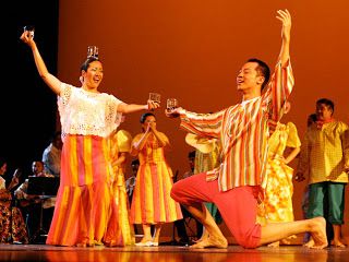 Philippine Folk Dance Philippine Folk Dance, Filipino Dance, What Is Dance, Multicultural Activities, Filipino Christmas, Dog Clicker Training, Philippine Culture, Dance Culture, Philippine Women