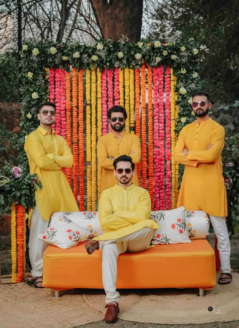 Groom Group Photoshoot, Wedding Pose For Men, Haldi Photoshoot Groom Poses, Haldi Function Ideas For Groom, Haldi Ceremony Picture Ideas, Haldi Poss Boys, Haldi Group Photos Groom, Haldi Ceremony Photography Poses For Men, Haldi Groom Poses Group