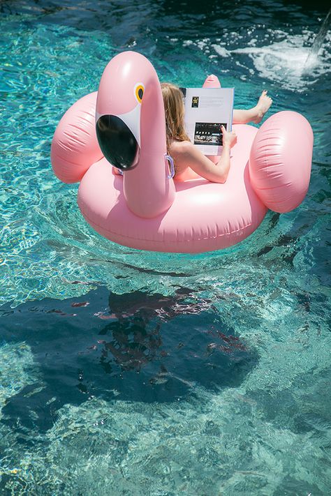 Water Color!Flamingo Themed Pool Party! - Sugar and Charm - sweet recipes - entertaining tips - lifestyle inspiration Giant Pool Floats, شرم الشيخ, Tout Rose, Foto Tips, Summer Goals, Pool Floats, Summer Inspiration, Summer Bucket Lists, Summer Feeling