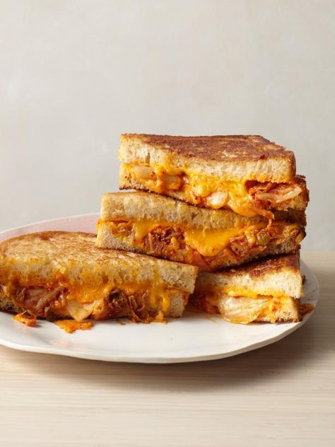 Weekend Hosting, Kimchi Grilled Cheese, Baked Grilled Cheese, Easy Grilled Cheese, Salad Snacks, Cheddar Cheese Recipes, Perfect Banana Bread, Food For Two, Perfect Grilled Cheese