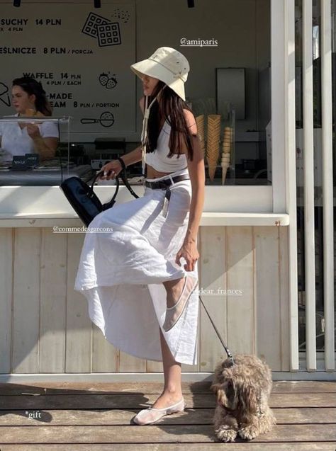 Maxi Skirt Outfit Casual, Linen Maxi Skirt Outfit, Bucket Hat Summer Outfit, Ballet Shoes Outfit, Hat Summer Outfit, White Crop Top Outfit, Street Style Classy, Street Style Comfy, Casual School Outfit