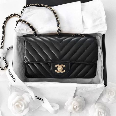 Chanel Chevron Mini Flap bag | pinterest: @Blancazh Chanel Chevron, Purse Collection, Tas Bahu, Women Purse, Dream Bags, Chanel Bags, Chanel Black, Womens Purses, Chain Shoulder Bag