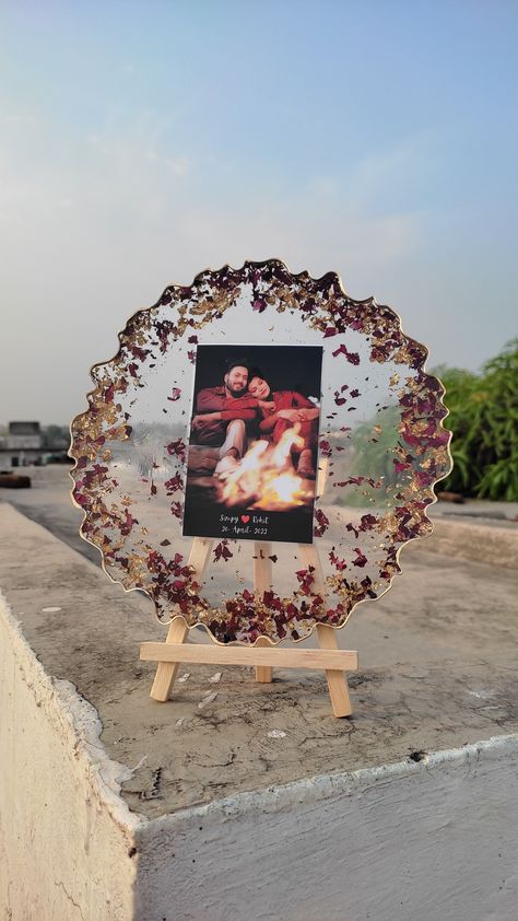 Raisen Art Photo Frame, Resin Frames Art, Family Resin Art, Memorial Resin Art, Resin Art Pictures Diy Photo, Anniversary Resin Frame, Resin Photoframe Ideas, Resin Art Frame Ideas, Resin Art Wedding Flowers