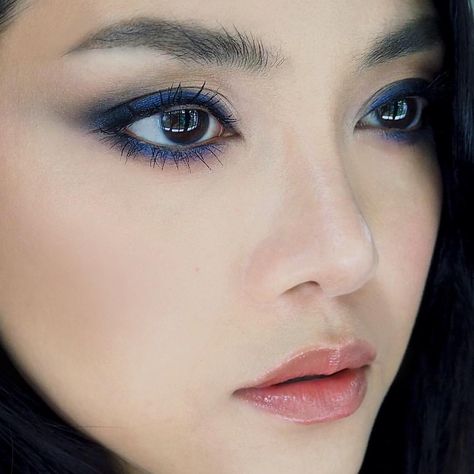 Navy Makeup Ideas, Natural Navy Blue Eye Makeup, Dark Blue Eyeshadow Tutorial, Deep Blue Eye Makeup, Navy Eyeshadow Brown Eyes, Navy Eye Makeup Brown Eyes, Navy Makeup For Brown Eyes, Navy Blue Mascara, Navy Blue Eyeliner Looks