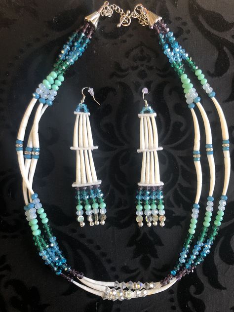 Native Wedding, American Indian Crafts, Indigenous Beadwork, Native Necklace, Diy Beaded Rings, Beadwork Designs, Ribbon Skirts, Native Beadwork, Beaded Earring