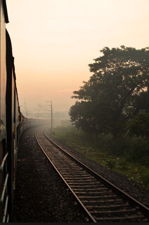 Google Backgrounds, Train Video, Blur Photo Background, Train Photography, Insta Profile Pic, Train Pictures, Train Journey, Tumblr Photography, Beautiful Nature Scenes