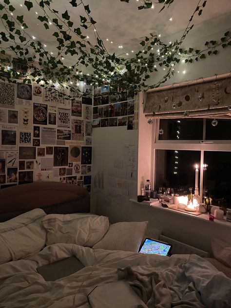 Aesthetic Window Seat Ideas, Room Ideas Aesthetic For 2 People, Bedroom Layouts With Windows, Comfy Asethic Bedroom, Vines On Celling Aesthetic, Good Colors For Bedrooms, Bedroom Ideas For Small Rooms Cozy Comfy, Cute Bedroom Ideas Aesthetic Cozy, Room Inspo Fairy Lights