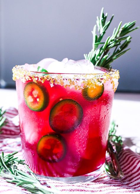 Spicy Pomegranate Holiday Margaritas - Tipps in the Kitch Boozy Recipes, Holiday Margaritas, Blueberry Margarita, Pomegranate Margarita, Spicy Margarita, Christmas Cocktail, Winter Cocktails, Margarita Recipes, Christmas Cocktails Recipes