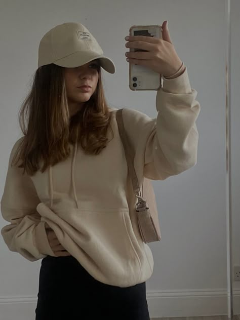 Beige Hoodie Outfit Aesthetic, Beige Hoodie Outfit For Women, Outfits Con Sueter Beige, Beige Sweatshirt Outfit, Beige Hoodie Outfit, Winter Hoodie Outfit, Cropped Sweatshirt Outfit, Winter College Outfits, Hoodie Outfit Aesthetic