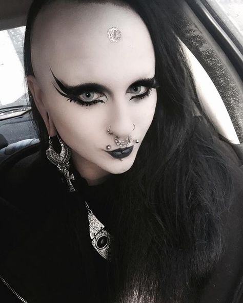 Drawn On Eyebrows, Pierced Girls, No Eyebrows, Traditional Goth, Goth Make Up, Punk Makeup, Punk Pins, How To Draw Eyebrows, Piercings For Girls