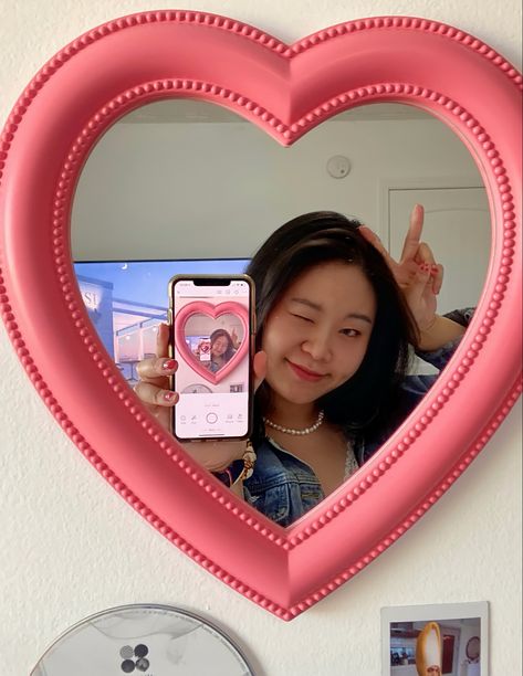 wall decor, heart mirror, selfie ideas Heart Mirror Selfie, Selfie Spot, Heart Shaped Mirror, Ideas For Pfp, Heart Lamp, Mirror Selfie Ideas, Camera Ideas, To Post On Instagram, Taking A Selfie