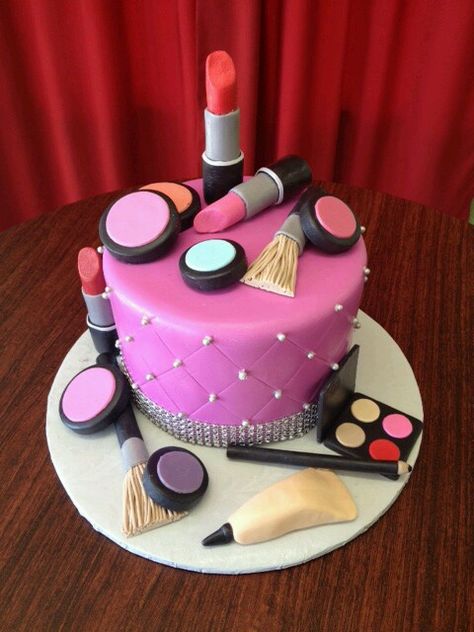 Makeup cake Fondant Makeup, Girly Cakes, Make Up Cake, Fashion Cakes, Novelty Cakes, Special Cake, Occasion Cakes, Fancy Cakes, Girl Cakes