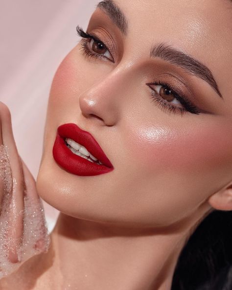 Make Up Red Lipstick Classy, Makeup For Red Dress Wedding, Makeup With Red Outfit, Red Dress Makeup Look, Classy Makeup Looks Red Lips, Makeup For Red Dress Formal, Eye Makeup With Red Lipstick, Holiday Makeup Looks Christmas Classy, Makeup To Go With Red Dress