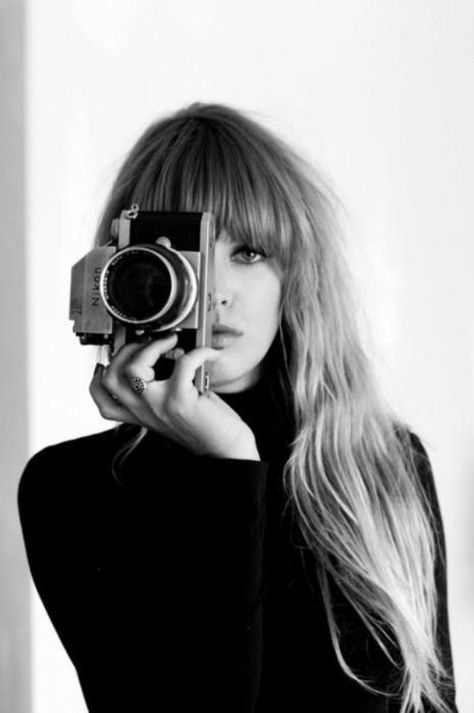 Photographer Self Portrait, Holding A Camera, Fotocamere Vintage, Girls With Cameras, Self Portrait Photography, Black And White Photograph, Photographer Portrait, Dslr Photography, Foto Tips