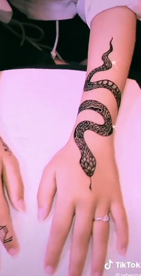 Wraparound Snake Tattoo, Snek Tattoo, 2009 Tattoo, Snake Henna, Tattoos Turtle, Henna Hand Tattoos, Hand Veins, Cobra Tattoo, Henna Hand