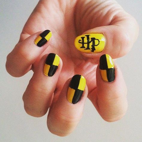 Hufflepuff Nails, Maquillage Harry Potter, Harry Potter Nails Designs, Potter Nails, Harry Potter Nail Art, Harry Potter Nails, Nail Instagram, Stile Harry Potter, Yellow Nail Art