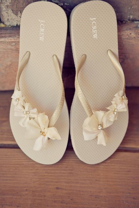 Bride Flip Flops, Hip Wedding, Comfy Flip Flops, Beach Wedding Sandals, Diy Sandals, Valentino Couture, Bohol, Wedding Sandals, Foot Jewelry