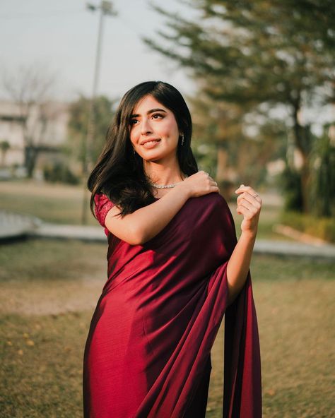 Dark Colour Saree For Farewell, Wine Colour Saree Look, Wine Colour Saree For Farewell, Dark Colour Saree, Saree For Girls Farewell College, Farewell Sarees Colleges, Wine Colour Saree, Cherry Red Saree, Plain Maroon Saree