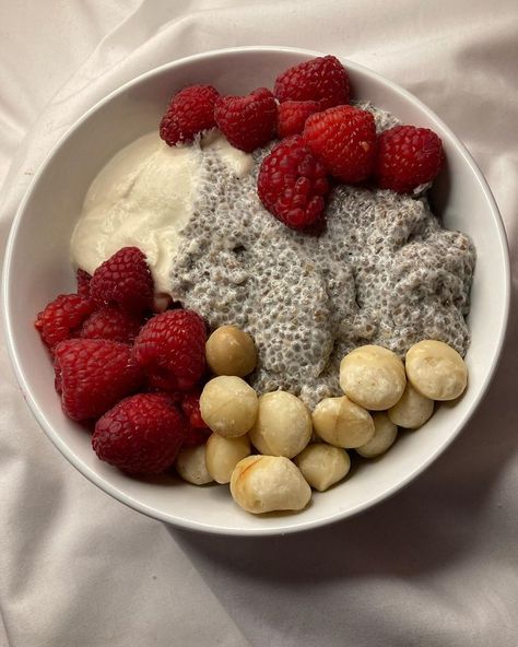 Foods With Lots Of Protein, Chia Pudding Recipes, Healthy Food Dishes, Healthy Food Motivation, Healthy Lifestyle Food, Food Is Fuel, Chia Pudding, Grocery List, Food Obsession