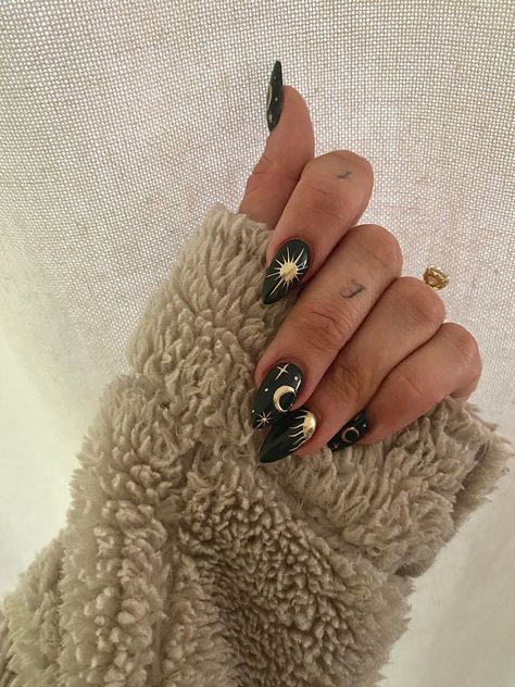 Green And Gold Nails, Sun Nails, Gold Chrome Nails, Witch Nails, Dark Green Nails, Witchy Nails, Moon Nails, Pretty Acrylic Nails, Chic Nails