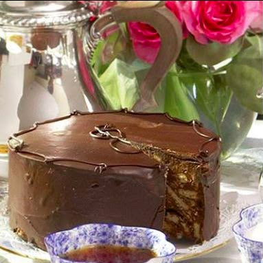 The cake Queen Elizabeth has been requesting for 80 years now Royal Recipe, Chocolate Biscuit Cake, Resipi Kek, Wedding Cake Recipe, Biscuit Bake, Biscuit Cake, Chocolate Dessert Recipes, Chocolate Cakes, Savoury Cake